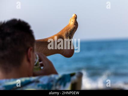 Le soleil et le son des vagues, c'est-à-dire la détente de vacances sur la plage Banque D'Images