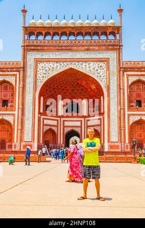 Taj Mahal Grande porte touristique pose Agra Uttar Pradesh Inde. Banque D'Images