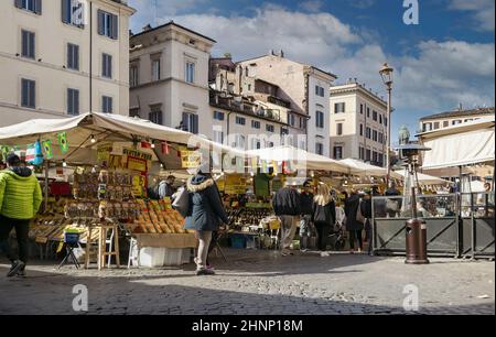 Personnes marchant dans le marché alimentaire traditionnel Campo de Fiori à Rome. Banque D'Images