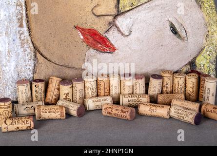 Sculpture en céramique par Małgorzata Swolkien - l'amour de Pâques et les bouchons de vin Banque D'Images