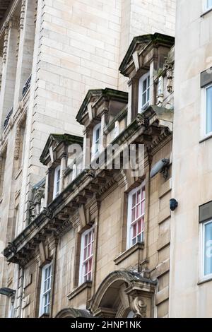 L'architecture contraste dans les rues hautes de Liverpool Banque D'Images