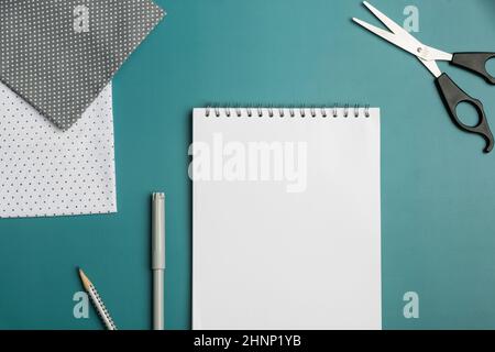 Flashy fournitures de bureau d'école, Bright Teaching Learning Collections, Creative Writing Tools, Educational Things, Mixed Student Stuff Pen Paper Notebook Sticky Notes Pencil Banque D'Images