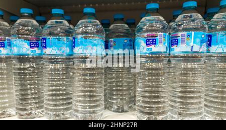 Bouteilles d'eau en plastique sur étagère dans le supermarché en Espagne. Banque D'Images