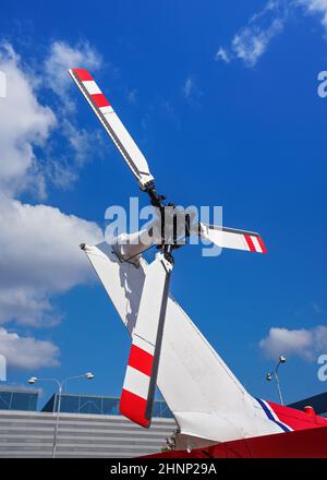 Vue sur le rotor arrière d'hélicoptère rouge et blanc, ciel avec fond de nuages Banque D'Images