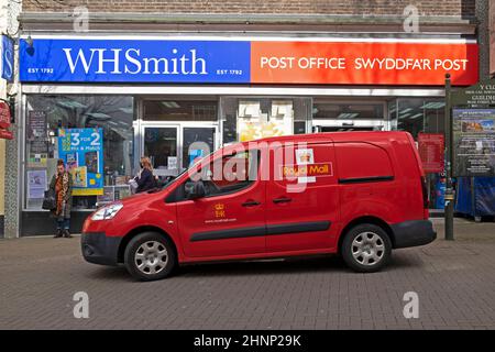 Royal Mail van garé à l'extérieur du bureau de poste de Welsh Carmarthen Swyddfa'r Post et WH Smith à Market Square Carmarthenshire pays de Galles Royaume-Uni 2022 KATHY DEWITT Banque D'Images