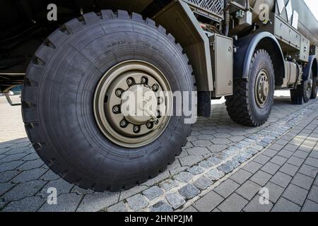 Grands pneus de qualité militaire sur véhicule militaire gris vert, détail gros plan Banque D'Images