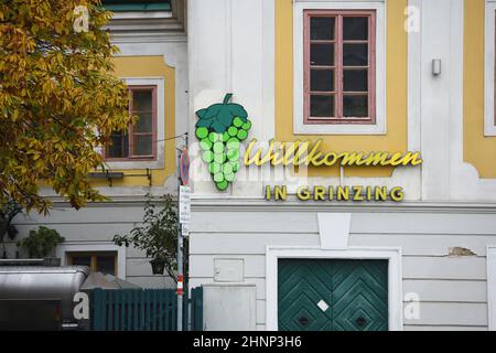 Schild 'Willkommen in Grinzing' auf einem Haus im Stadtteil Grinzing, Wien - panneau 'Welcome to Grinzing' sur une maison dans le quartier de Grinzing, Vienne Banque D'Images