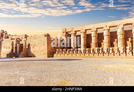 Statues du Sphinx et entrée principale du temple de Karnak, Louxor, Égypte Banque D'Images