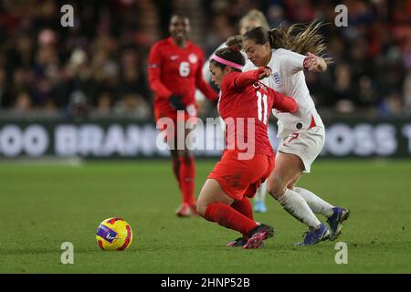 MIDDLESBROUGH, ROYAUME-UNI. FÉV 17th Desiree Scott du Canada bataille pour possession avec Fran Kirby lors du match de la coupe Arnold Clark entre les femmes d'Angleterre et le Canada au stade Riverside, Middlesbrough, le jeudi 17th février 2022. (Credit: Mark Fletcher | MI News) Credit: MI News & Sport /Alay Live News Banque D'Images