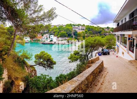 Plage, falaises et baie Cala Santanyí, Majorque Iles Baléares Espagne. Banque D'Images