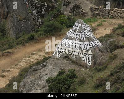 Pierre Mani, mantra bouddhiste gravé. Banque D'Images