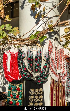 BUCAREST, ROUMANIE - 10 NOVEMBRE 2013 : costumes traditionnels roumains en vente dans une foire de Bucarest Banque D'Images