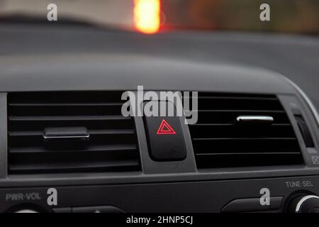 Détail tableau de bord avec bouton de signalisation des feux de détresse Banque D'Images