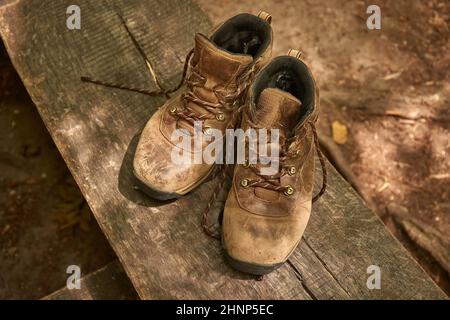 Des bottes de randonnée posées dans une forêt pour le repos Banque D'Images