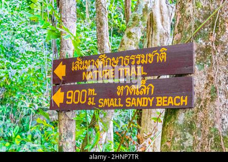 Flèches directionnelles en bois Lamru Nationalpark Khao Lak Phang-nga Thaïlande. Banque D'Images