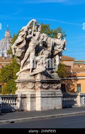 La sculpture sur le pont Vittorio Emanuele II, un des groupes allégoriques décorant le pont, Rome, Italie Banque D'Images