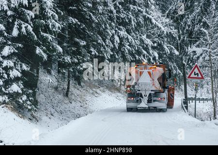 Entretien roué en hiver, camion nettoyant la neige de la route Banque D'Images