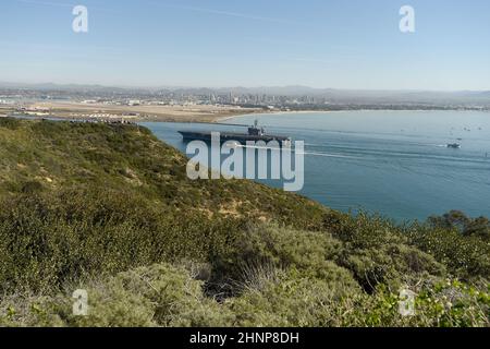 L'USS Carl Vinson (CVN 70) revient chez lui après un déploiement de huit mois. Cabrillo National Monument en premier plan, NAS North Island en arrière-plan. Banque D'Images