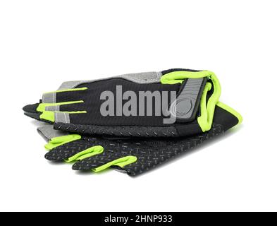 gants de sport en tissu noir pour l'entraînement physique et le cyclisme isolés sur fond blanc Banque D'Images