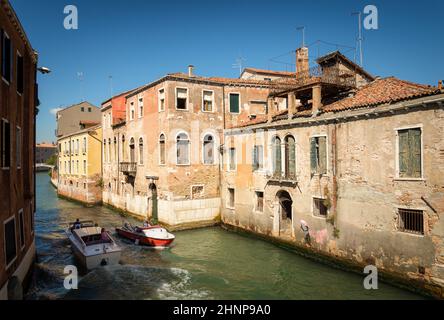 Bateaux à moteur dans un canal de Venise Banque D'Images