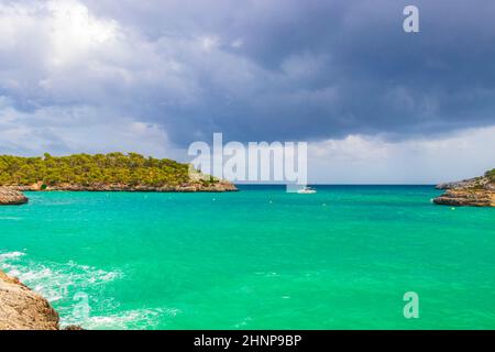 Baie de plage turquoise Cala Samarador Amarador Mallorca Iles Baléares Espagne. Banque D'Images