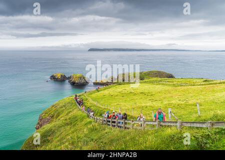 Personnes sur le sentier menant à Carrick un pont de corde Rede, Irlande du Nord Banque D'Images