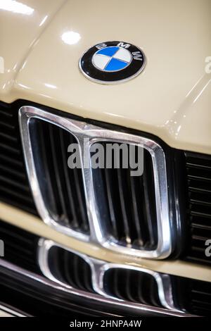 Capot blanc d'une voiture BMW Banque D'Images