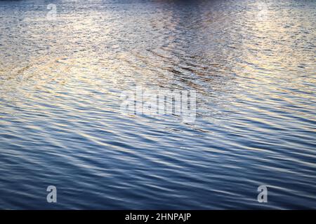 Vue détaillée en gros plan sur les surfaces aquatiques avec vagues et les ondulations et la lumière du soleil se reflétant à la surface Banque D'Images