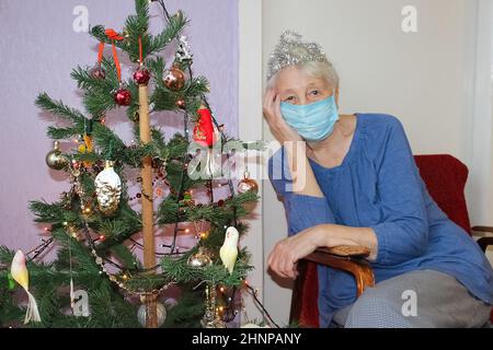 Portrait d'une femme âgée le jour de Noël Banque D'Images