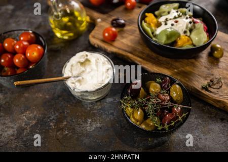 Composition à plat de la mise en place d'un bol de boulettes, pot de crème aigre sur une planche en bois à des fins de conception Banque D'Images