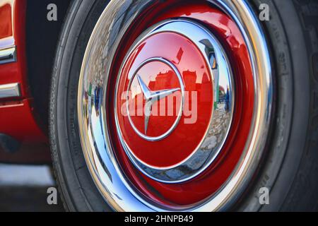 Logo Mercedes Benz voiture vintage sur roue. Mercedes-Benz est un constructeur automobile allemand. La marque est utilisée pour les automobiles de luxe, d'autobus, autocars et camions. Banque D'Images