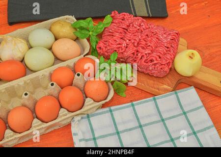 Émincer. La viande hachée avec les ingrédients pour la cuisine. La viande hachée mixte prêt à faire des hamburgers, du gras, meaetballs. La photographie culinaire. Concept culinaire. Recette de viande hachée Banque D'Images