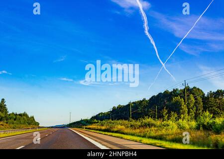 Traversez les nuages avions chempistes dans le ciel, autoroute, Suède. Banque D'Images