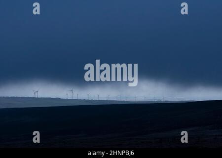 Glossop, Royaume-Uni, 17th février 2022. Les éoliennes sont considérées dans le Derbyshire comme un rare avertissement météorologique rouge pour les parties côtières du sud du pays de Galles et du sud-ouest de l'Angleterre est émis par le met Office avant ce qui pourrait être la pire tempête à frapper le Royaume-Uni en 30 ans. Storm Eunice devrait arriver à 5am heures vendredi, ce qui pourrait entraîner des conditions météorologiques dangereuses pour une grande partie du pays, Derbyshire, Royaume-Uni. Crédit : Jon Super/Alay Live News. Banque D'Images