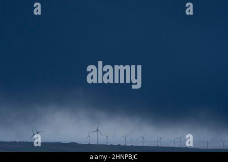 Glossop, Royaume-Uni, 17th février 2022. Les éoliennes sont considérées dans le Derbyshire comme un rare avertissement météorologique rouge pour les parties côtières du sud du pays de Galles et du sud-ouest de l'Angleterre est émis par le met Office avant ce qui pourrait être la pire tempête à frapper le Royaume-Uni en 30 ans. Storm Eunice devrait arriver à 5am heures vendredi, ce qui pourrait entraîner des conditions météorologiques dangereuses pour une grande partie du pays, Derbyshire, Royaume-Uni. Crédit : Jon Super/Alay Live News. Banque D'Images