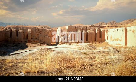 Ruines de l'ancienne capitale parthienne NISA situé sur la route historique soyeuse dans le désert de Karakum, près de l'Achgabat et frontière avec l'Iran. Turkménistan Banque D'Images