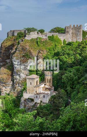 Château de Vénus et Torretta Pepoli au sommet de la vieille ville d'Erice, Sicile, de l'époque normande Banque D'Images