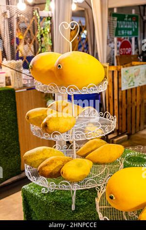 Mango fruits frais Thai marché de nuit de la nourriture de rue, Bangkok, Thaïlande. Banque D'Images