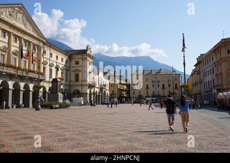 AOSTE, ITALIE - 20 AOÛT 2021 : place principale d'Emile Chanoux, Aoste, Italie Banque D'Images