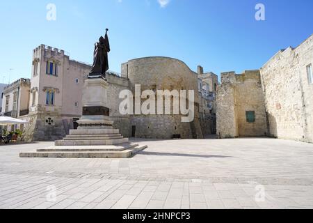 Lungomare degli Eroi avec monument sur la promenade avec tour Torre Alfonsina à Otranto, Italie Banque D'Images