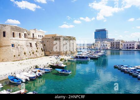 Vieux port de Gallipoli, vue sur le château et les bateaux, Apulia, Italie Banque D'Images