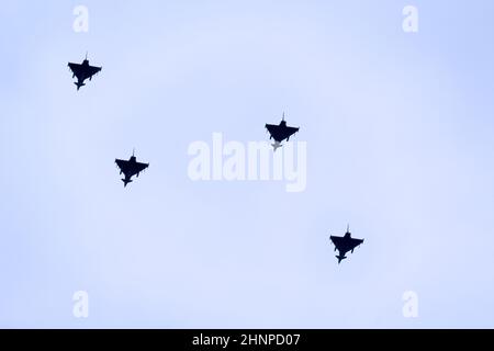 Quatre avions de chasse volent en formation, peut-être quatre Eurofighters. Banque D'Images