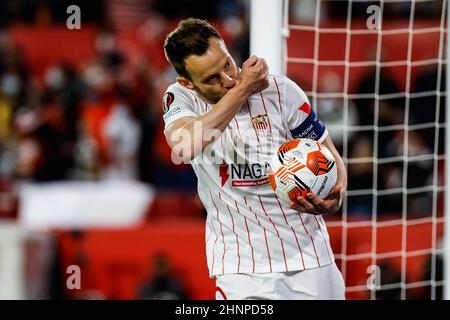 SÉVILLE, ESPAGNE - FÉVRIER 17 : Ivan Rakitic du FC Sevilla fête après avoir marquant son premier but lors du match de la Knockout Round Play-offs Leg One - UEFA Europa League entre le FC Sevilla et Dinamo Zagreb à l'Estadio Ramón Sánchez­Pizjuán le 17 février 2022 à Séville, Espagne (photo de DAX Images/Orange Pictures) Banque D'Images