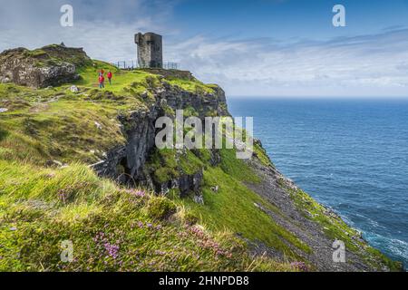 Touristes visitant la Tour Moher sur HAGS Head, falaises de Moher, Irlande Banque D'Images