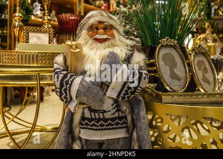 Poupée Père Noël vintage avec décorations et cadeaux Banque D'Images