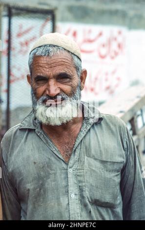 portrait de l'ancien pakistanais avec une barbe blanche Banque D'Images