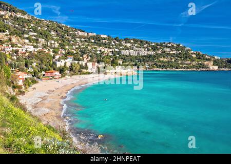 Vue sur la plage de Golfe Bleu et la côte de Roquebrune-Cap-Martin, sud de la France Banque D'Images
