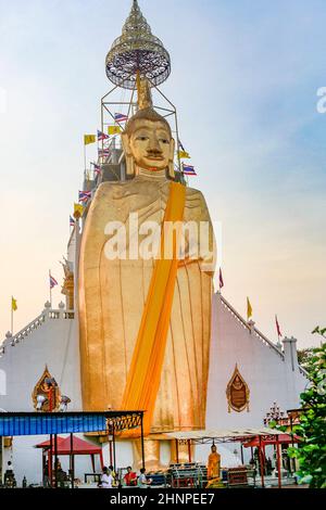 Immense statue de Bouddha au Wat Intharawihan à Bangkok, Thaïlande. Le temple est connu pour son énorme image de Bouddha de 32 mètres de haut. Banque D'Images