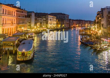 Vue sur la Canale Grande de nuit à Venise, Italie Banque D'Images