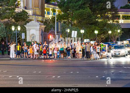 Les piétons attendent au Strip de Las Vegas pour que le feu vert traverse la rue. Banque D'Images